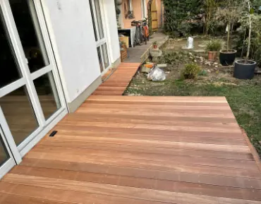 Holzterrasse an der Schiebetür