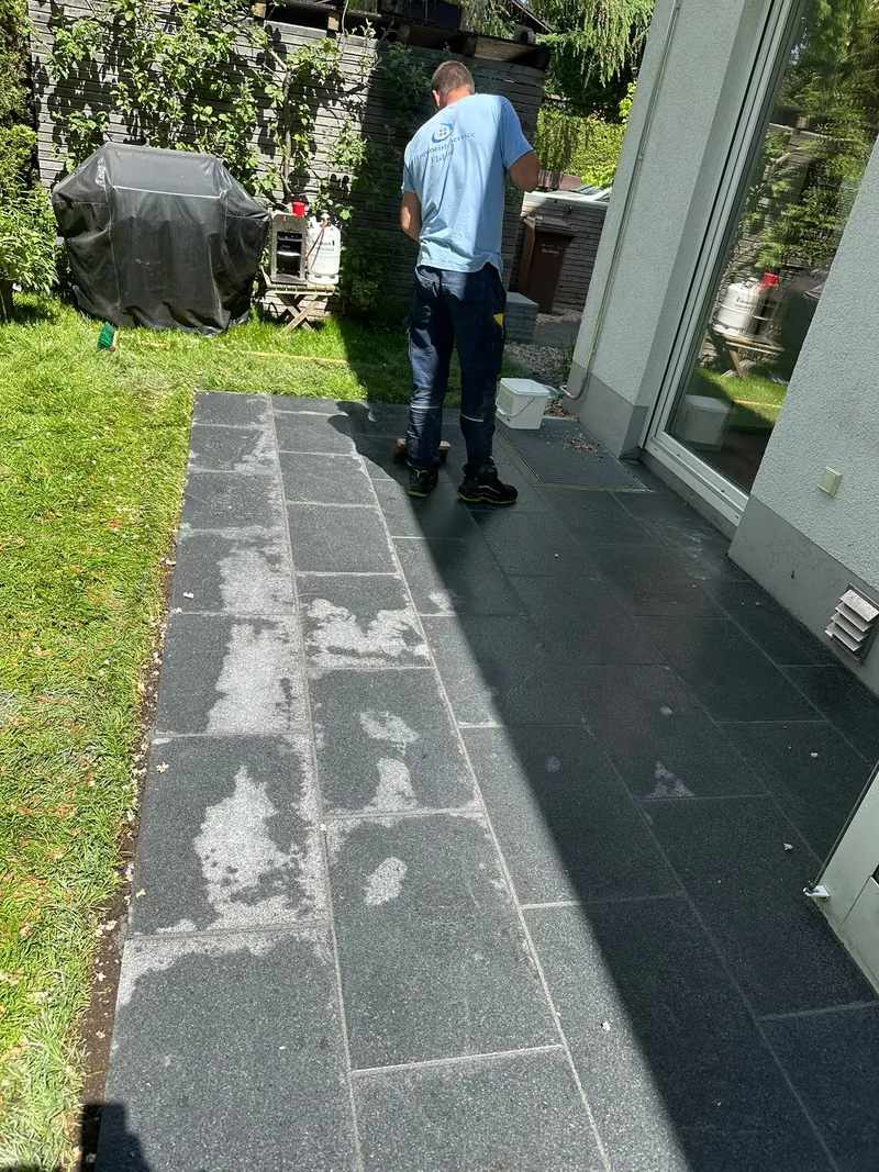 Eingang und Zufahrt in Feinsteinzeug
