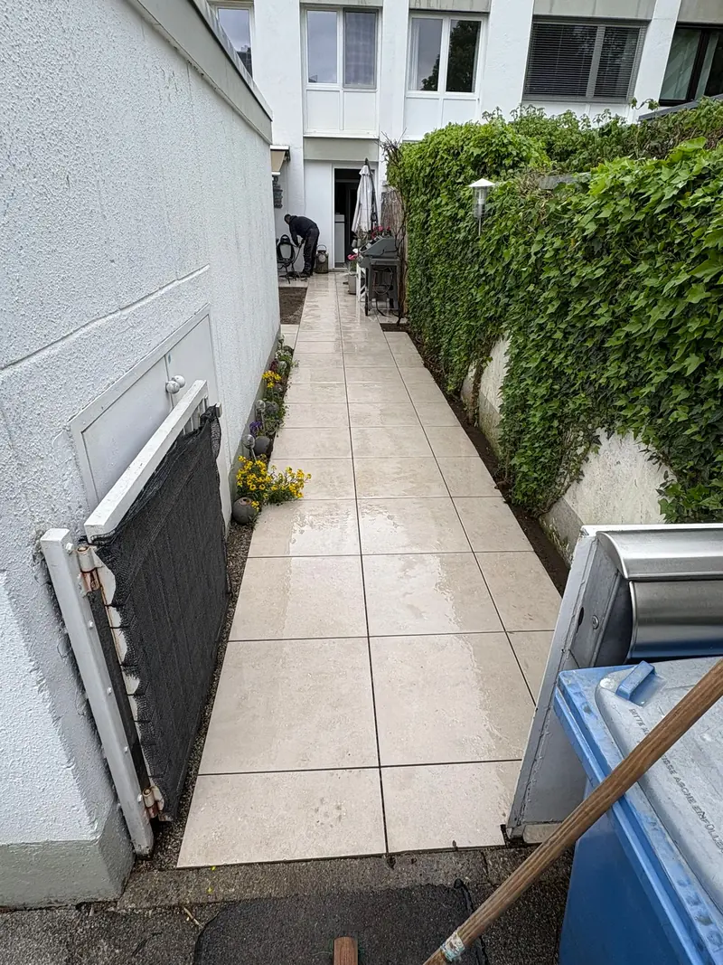 Plattenweg zwischen den Häusern